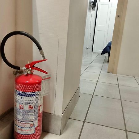 "R&P Apartment", Short Term Stay, Elegant Design, Bisceglie Metro Station, Easy For San Siro And Fiera Milano, Free Parking 外观 照片